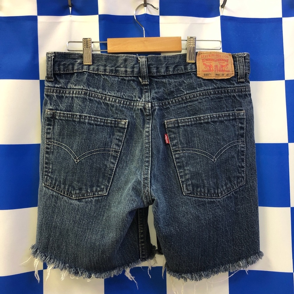 Cutoff 550 Levi's denim shorts with frayed hem